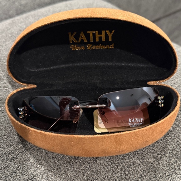 Kathy Van Zeeland Rhinestone Sunglasses with Case - Picture 3 of 8